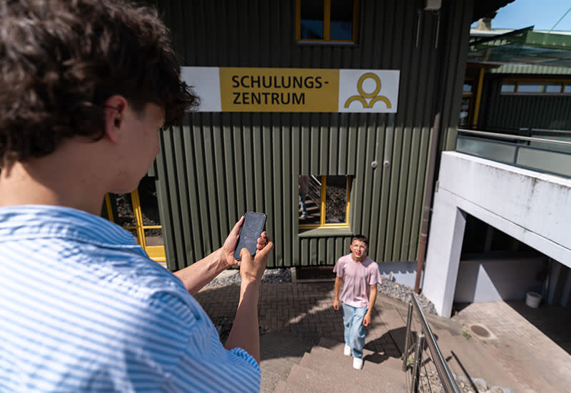 Zwei junge Personen bei der Contenterstellung mit dem Smartphone