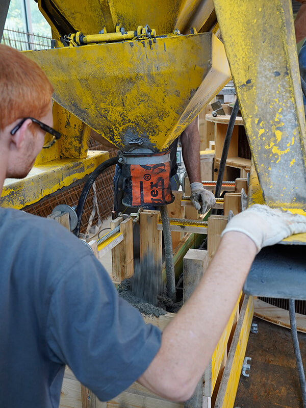 Remplissage du banc Looping Remplissage du banc Looping avec du béton.