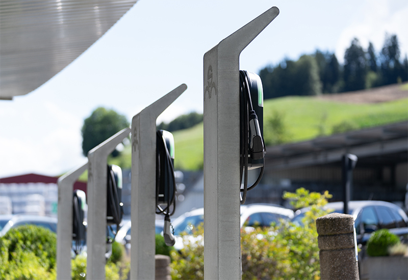 Bauseits können die Ladestationen direkt versetzt werden, sodass diese innerhalb von vier Arbeitstagen in Betrieb genommen werden können. Bauseits können die Ladestationen direkt versetzt werden, sodass diese innerhalb von vier Arbeitstagen in Betrieb genommen werden können.