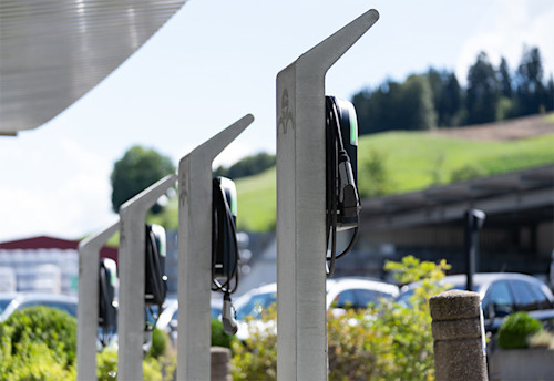 Bauseits können die Ladestationen direkt versetzt werden, sodass diese innerhalb von vier Arbeitstagen in Betrieb genommen werden können. Bauseits können die Ladestationen direkt versetzt werden, sodass diese innerhalb von vier Arbeitstagen in Betrieb genommen werden können.