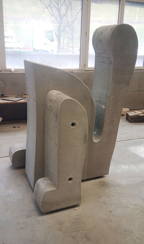 Fertiges Hinterteil Schwanzteil der Betonkatze fertig in der Produktion