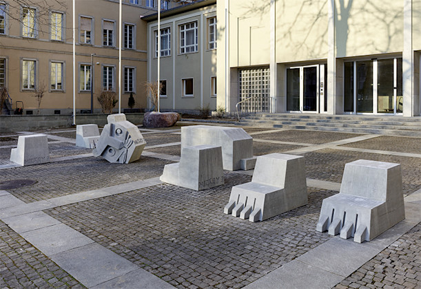Lionne en béton devant la mairie de Zurich Lionne en béton devant la mairie de Zurich