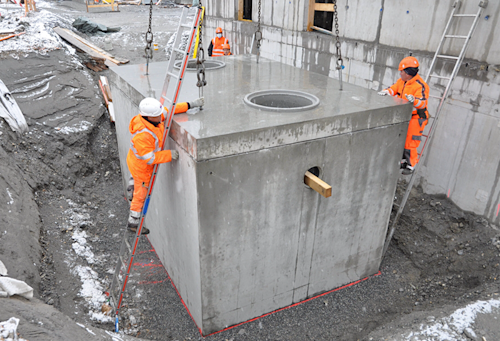 Einbau vorfabriziertes Betonelement Innert kürzester Zeit ist das vorfabrizierte Betonelement platziert.