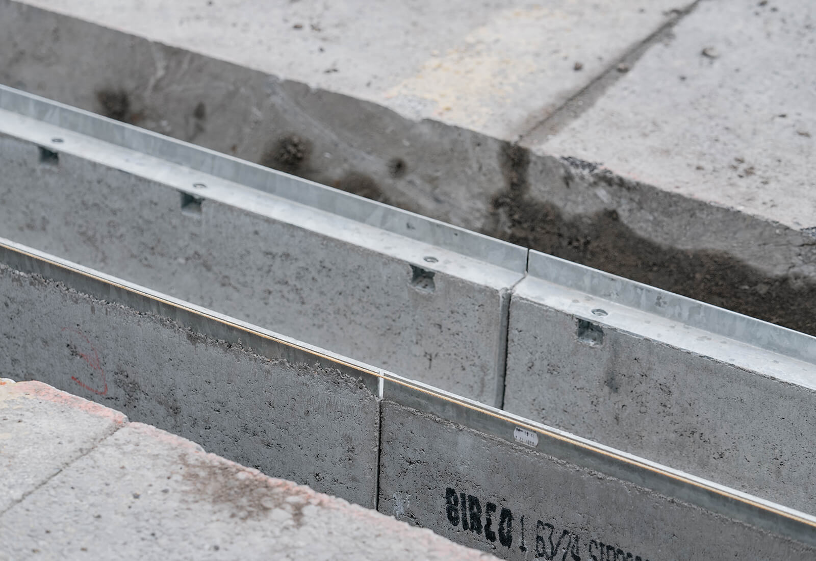 Arealentwässerung mit BIRCOsir® Rinnen Arealentwässerung mit BIRCOsir® Rinnen