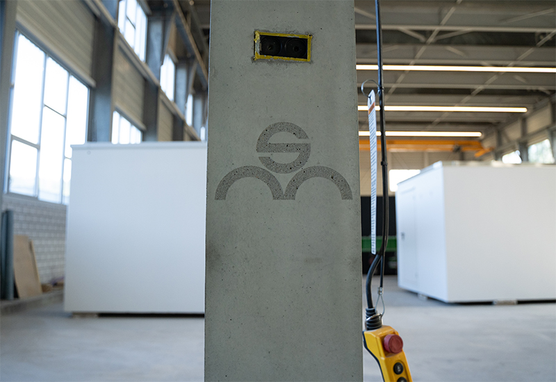 Auf Kundenwunsch kann die Ladestation mit dem eigenen Firmenlogo oder -schriftzug versehen werden. Dabei setzt die CREABETON mit ihrer neu erstellten Strahlanlage neue Massstäbe. Auf Kundenwunsch kann die Ladestation mit dem eigenen Firmenlogo oder -schriftzug versehen werden. Dabei setzt die CREABETON mit ihrer neu erstellten Strahlanlage neue Massstäbe.