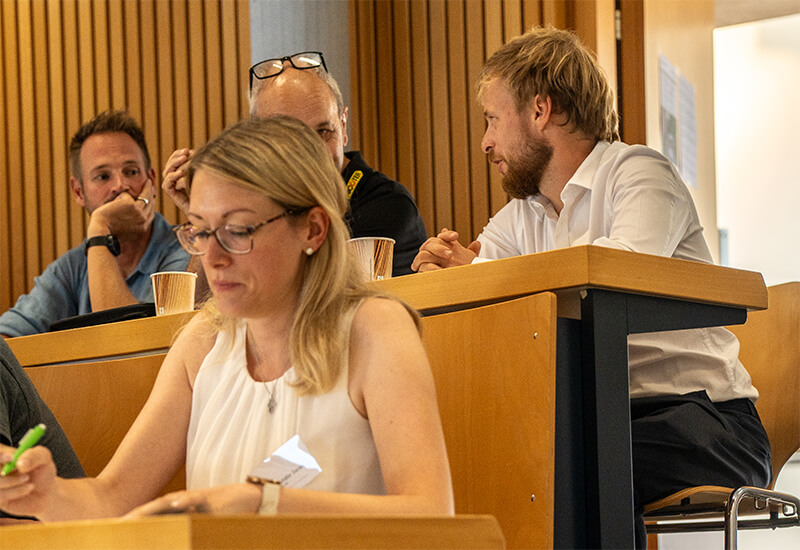 Rétrospective du colloque sur les systèmes végétaux 2023 – systèmes de végétation dans la ville-éponge Des experts se sont retrouvés jeudi 7 septembre 2023 à la ZHAW de Wädenswil pour échanger sur les solutions dédiées à la ville-éponge.