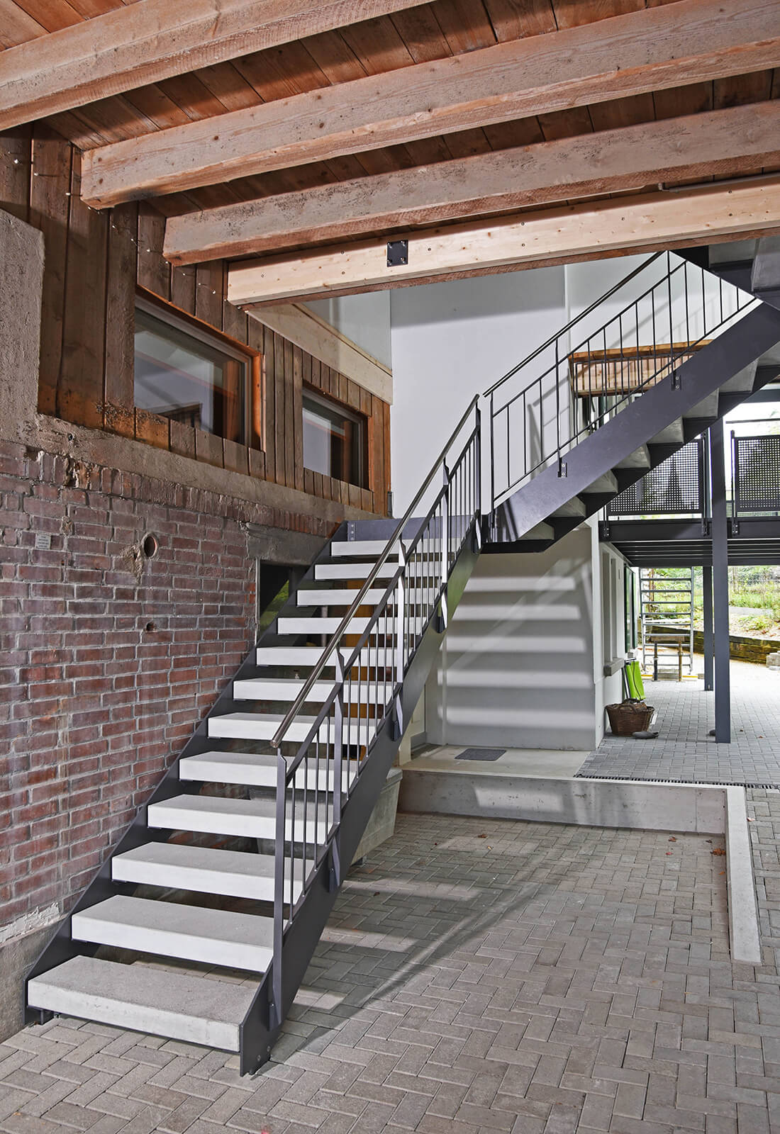 Escalier en acier avec marches en béton Escalier en acier avec marches en béton