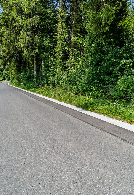 Les routes étroites peuvent être élargies optiquement tandis que les entrées de rond-point, les débouchés de la route ou les surlargeurs en courbe sont fixés pour le franchissement. Les routes étroites peuvent être élargies optiquement tandis que les entrées de rond-point, les débouchés de la route ou les surlargeurs en courbe sont fixés pour le franchissement.