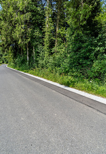 Les routes étroites peuvent être élargies optiquement tandis que les entrées de rond-point, les débouchés de la route ou les surlargeurs en courbe sont fixés pour le franchissement. Les routes étroites peuvent être élargies optiquement tandis que les entrées de rond-point, les débouchés de la route ou les surlargeurs en courbe sont fixés pour le franchissement.