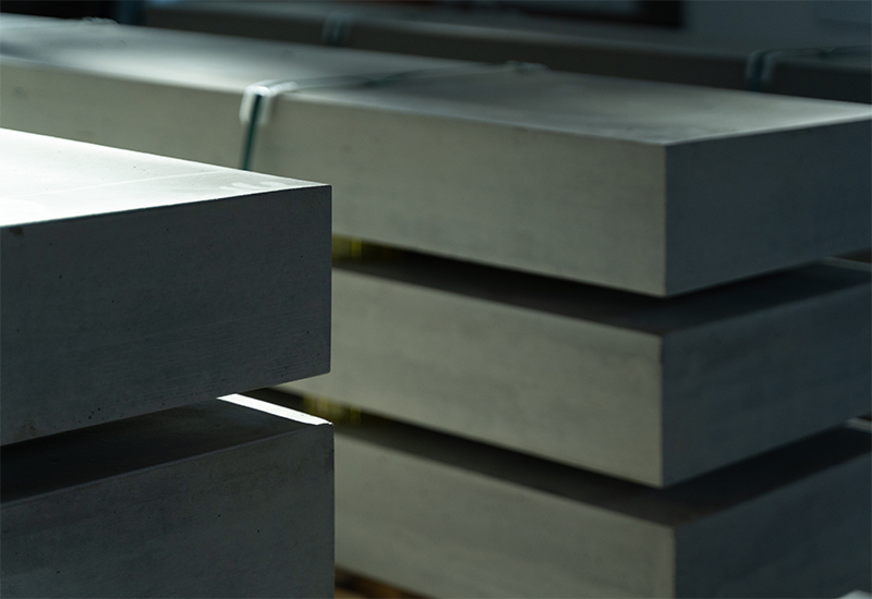 Nach der werkseitigen Vorfabrikation folgt die Kommissionierung und Auslieferung der Stelen. Dabei setzt die CREABETON bewusst auf ihre eigene Logistkabteilung. Nach der werkseitigen Vorfabrikation folgt die Kommissionierung und Auslieferung der Stelen. Dabei setzt die CREABETON bewusst auf ihre eigene Logistkabteilung.