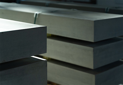 Nach der werkseitigen Vorfabrikation folgt die Kommissionierung und Auslieferung der Stelen. Dabei setzt die CREABETON bewusst auf ihre eigene Logistkabteilung. Nach der werkseitigen Vorfabrikation folgt die Kommissionierung und Auslieferung der Stelen. Dabei setzt die CREABETON bewusst auf ihre eigene Logistkabteilung.