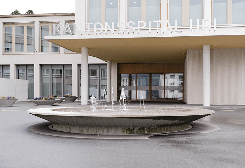 Une fontaine en béton pour l'hôpital cantonal d'Uri Une fontaine en béton pour l'hôpital cantonal d'Uri