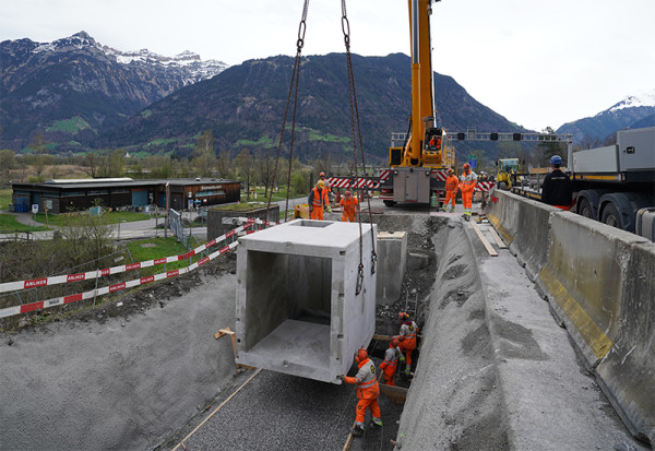 Dans le cadre de travaux d’entretien de l’A2 entre Büel et Seedorf, CREABETON AG a été chargé de préfabriquer des collecteurs de boue et de les livrer juste à temps sur le chantier.
