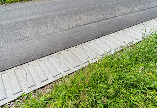 En même temps, les rainures sont perceptibles acoustiquement lorsqu’on roule dessus, ce qui permet de réduire les sorties de route. En même temps, les rainures sont perceptibles acoustiquement lorsqu’on roule dessus, ce qui permet de réduire les sorties de route.