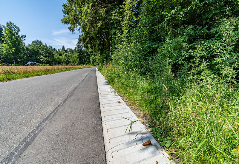L’élément d’accotement et de voie STRADAFINO Avec son épaisseur de 14 cm et ses rainures inférieures dans le sens de la pose, qui empêchent tout déplacement, l’élément d’accotement et de voie STRADAFINO est également adapté au trafic lourd.