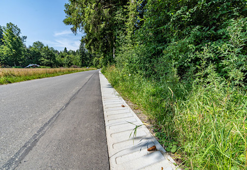 L’élément d’accotement et de voie STRADAFINO Avec son épaisseur de 14 cm et ses rainures inférieures dans le sens de la pose, qui empêchent tout déplacement, l’élément d’accotement et de voie STRADAFINO est également adapté au trafic lourd.