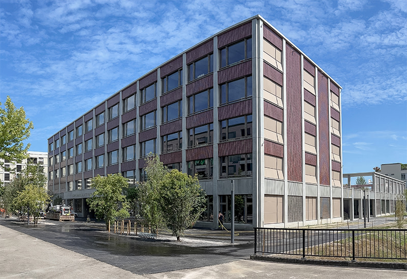Aussenansicht der Fassadenelemente des Schulhauses Glattpark