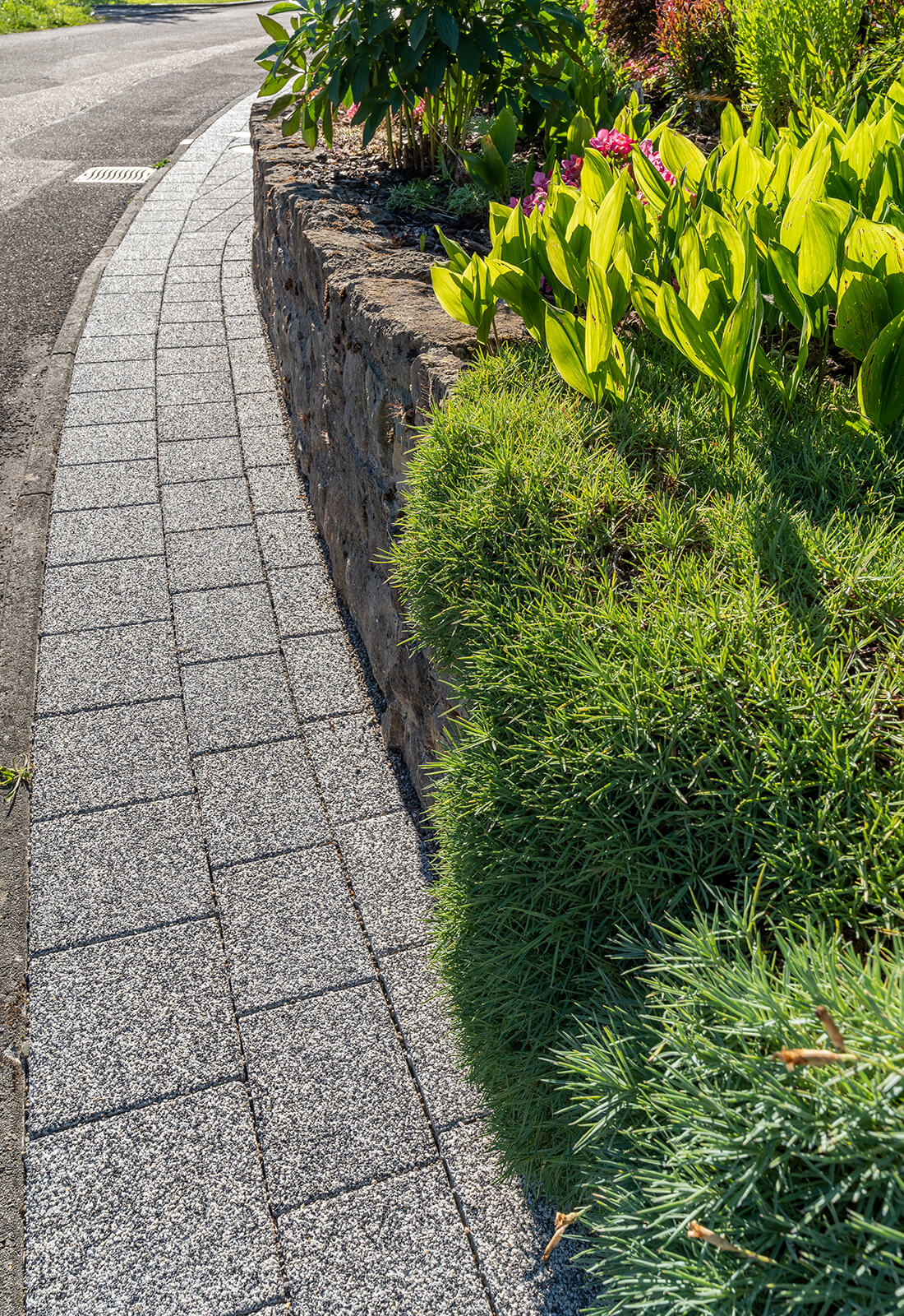 Pavés filtrants CARENA® fino chanfreinés avec parement élégant Pavés filtrants CARENA® fino chanfreinés avec parement élégant