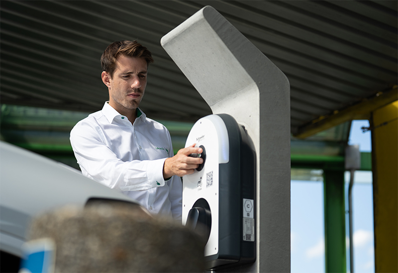 Utilisation simple de la station de recharge électrique Un employé s'occupe de la station de recharge électrique