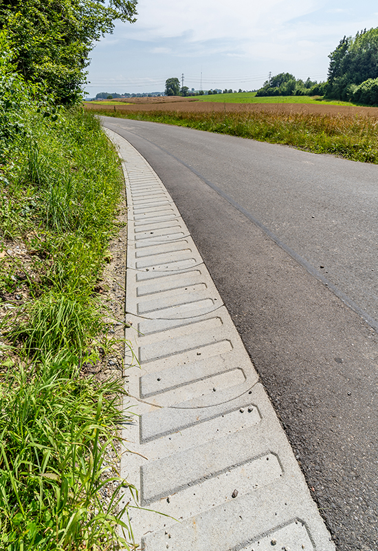 Grâce à sa pente, la surface rainurée évacue efficacement l’eau et réduit ainsi le risque d’aquaplaning. Grâce à sa pente, la surface rainurée évacue efficacement l’eau et réduit ainsi le risque d’aquaplaning.