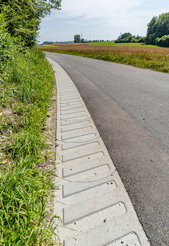 Grâce à sa pente, la surface rainurée évacue efficacement l’eau et réduit ainsi le risque d’aquaplaning. Grâce à sa pente, la surface rainurée évacue efficacement l’eau et réduit ainsi le risque d’aquaplaning.