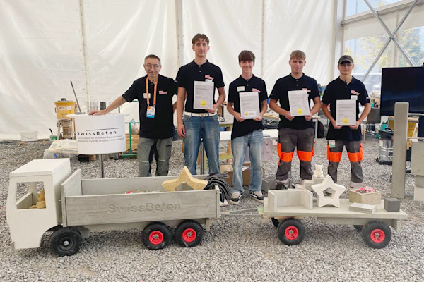Nos apprentis constructeurs et constructrices d’éléments en béton préfabriqués CFC aux SwissSkills 2025 Nos apprentis bétonneurs CFC ont montré toute la polyvalence de leur métier lors des SwissSkills 2025 à Berne. Ils ont présenté leur art avec beaucoup d'enthousiasme et ont su susciter l'intérêt du public pour le travail du béton.