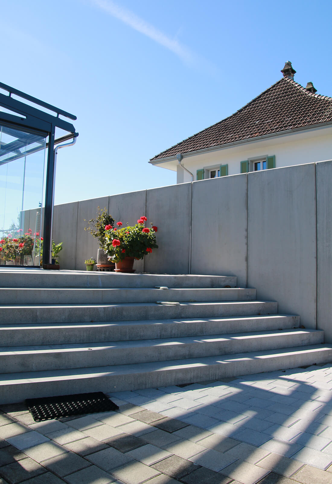 Marches d'escalier avec plaques angulaires comme protection visuelle Marches d'escalier avec plaques angulaires comme protection visuelle