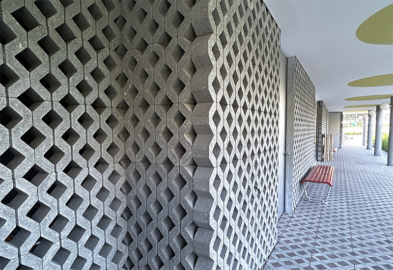 Un nouveau bâtiment à Zurich met en scène des grilles-gazon de manière innovante
