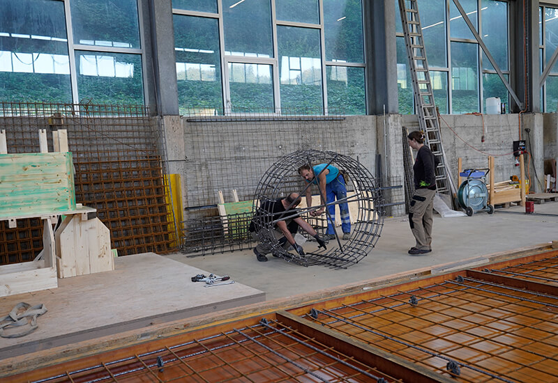 Armature du banc Looping Collaborateurs lors de l’armature du banc Looping.