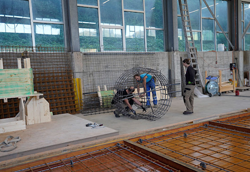 Armature du banc Looping Collaborateurs lors de l’armature du banc Looping.