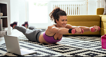 Mujer joven haciendo ejercicio con mancuernas