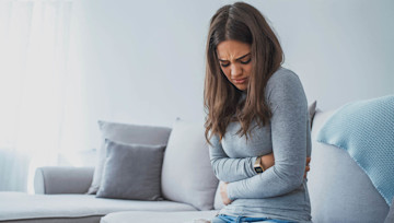 Mujer joven con constipación estomacal