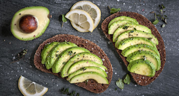 Panes de fibra con trozos de aguacate