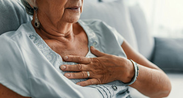 Adulta mayor tocándose el pecho