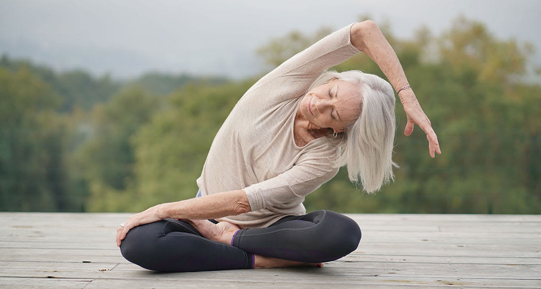 Adulta mayor haciendo yoga