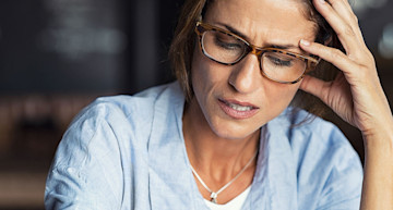 Mujer adulta con dolor de cabeza