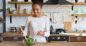 Mujer cocinando plato de vegetales