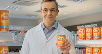 Doctor sosteniendo bote de Metamucil