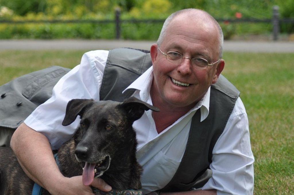 Chien avec retraité