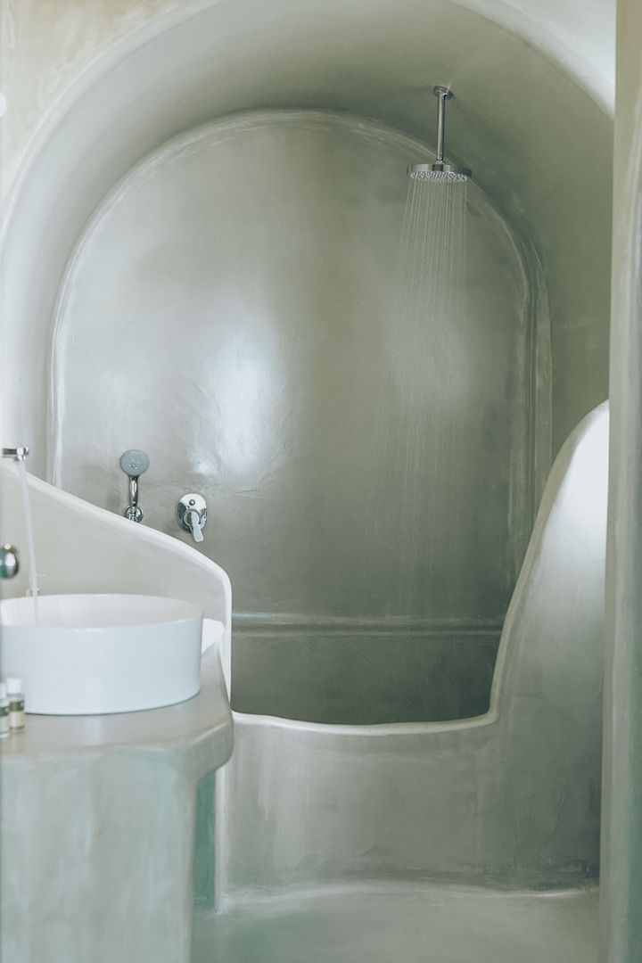 Greek-inspired shower
