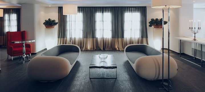 Lobby lounge