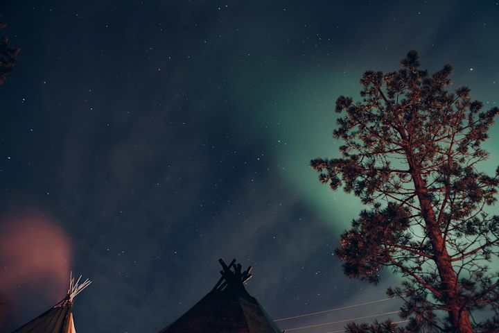 Aurora beams over the huts