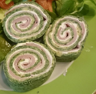 Spinatrolle mit Frischkäse und Kochschinken