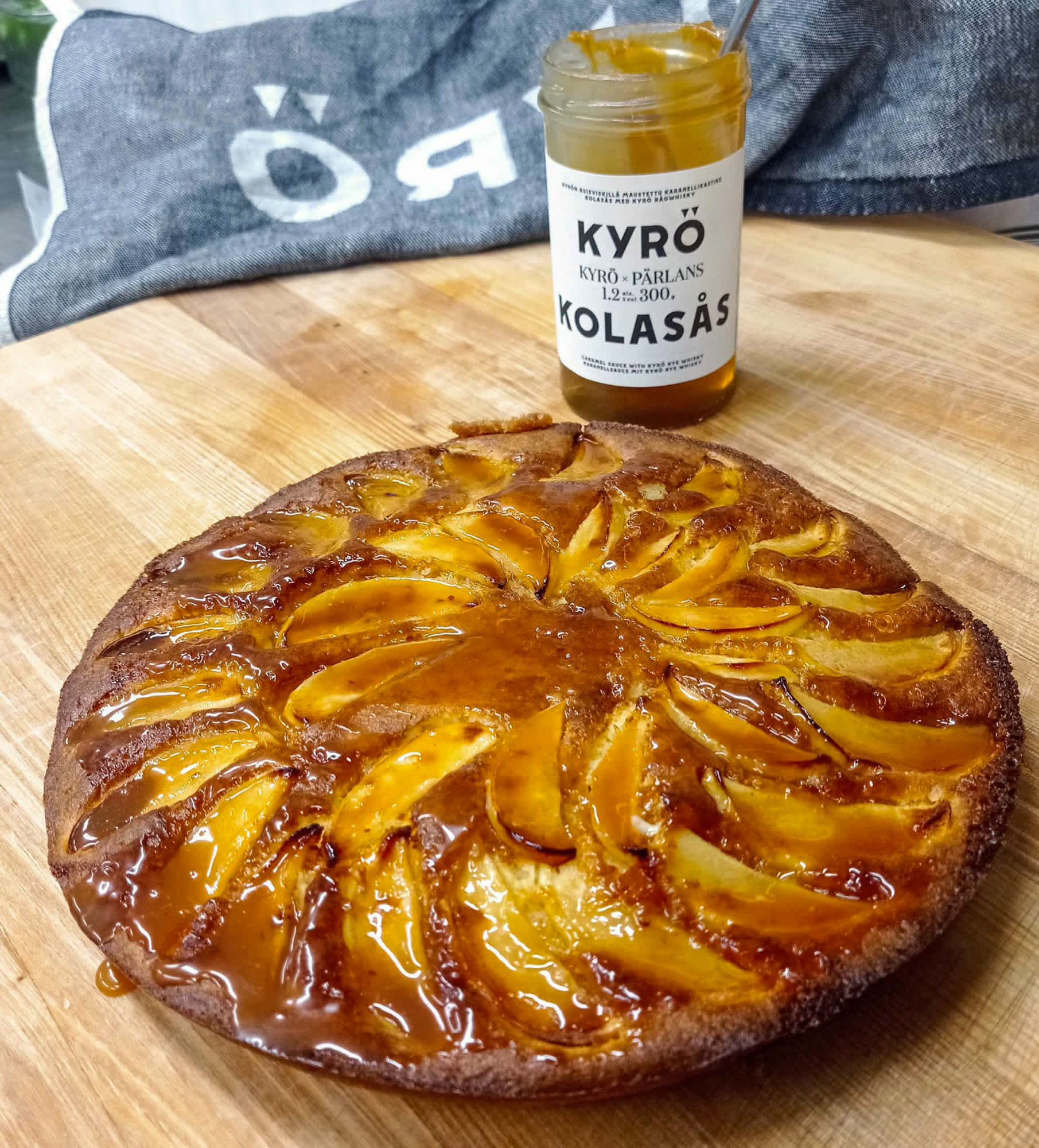 Home made apple pie with Kyrö x Pärlans caramel sauce.