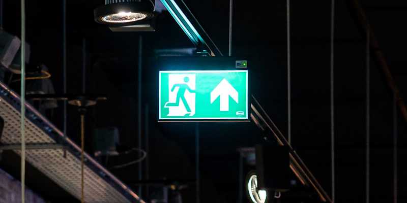 Spanningsrail noodverlichtingsarmaturen met click-and-shine installatiegemak