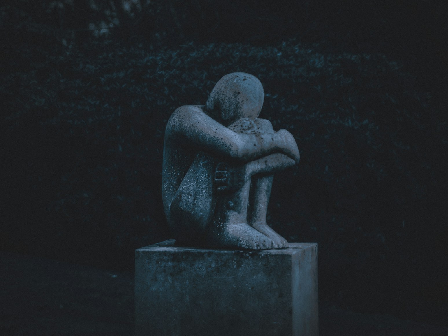 statue-crying
