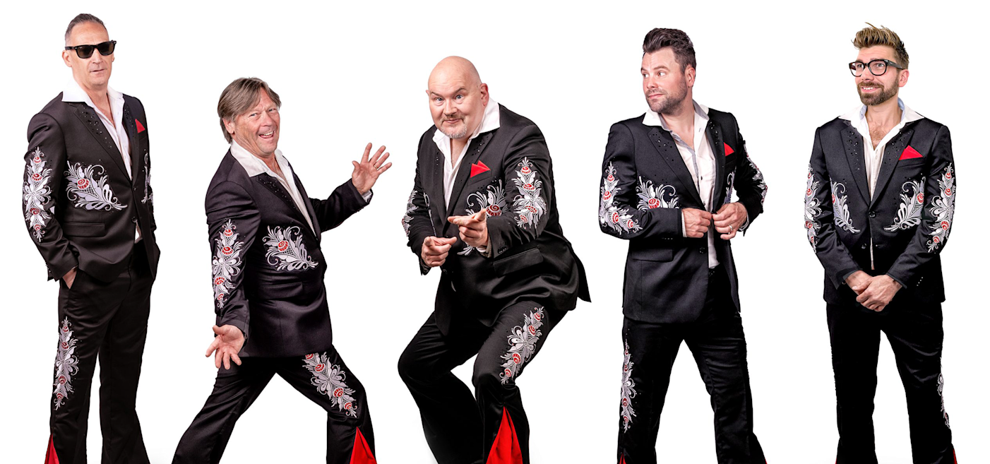 Fem män står på rad iförda matchande svarta kostymer med broderade mönster, vita skjortor och röda ficknäsdukar och poserar mot en vit bakgrund.