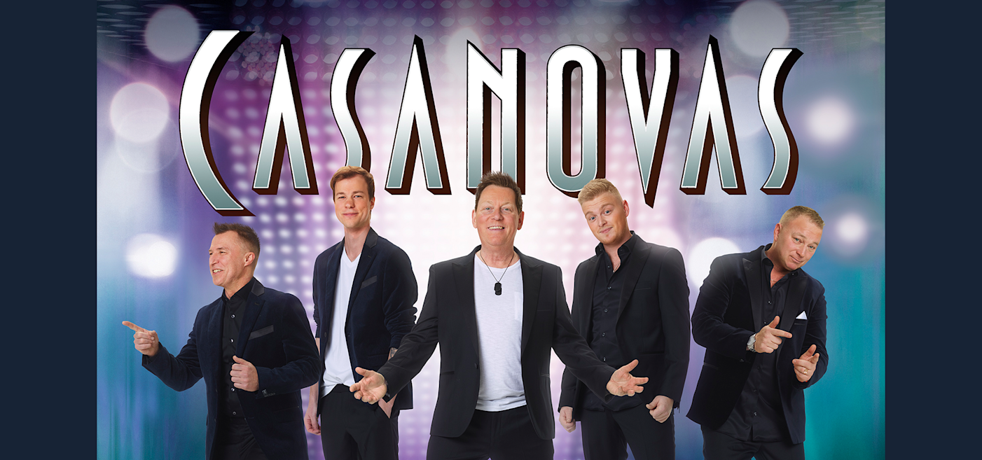 Fem män i svarta kostymer poserar och ler framför en lila och blå ljus bakgrund med ordet "CASANOVAS" i stora, stiliserade bokstäver ovanför dem.