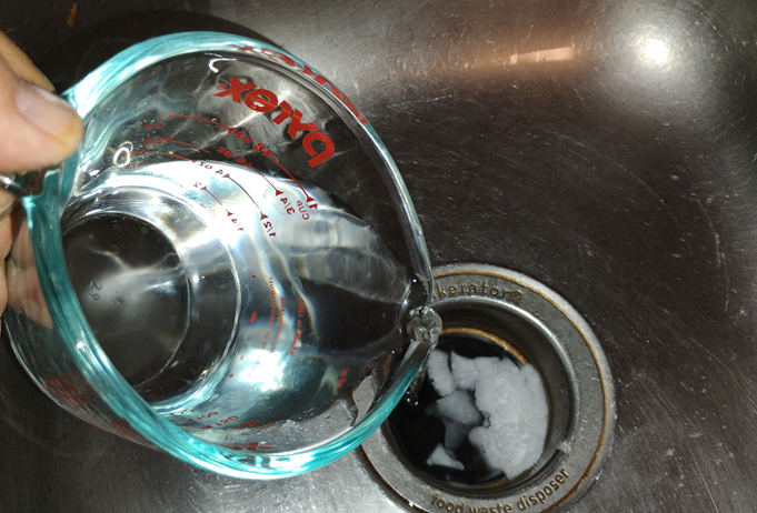using-baking-soda-and-vinegar-to-clean-the-disposal