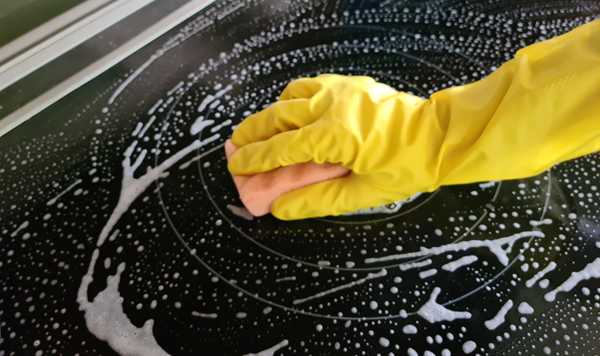 cleaning-a-glass-electric-stovetop
